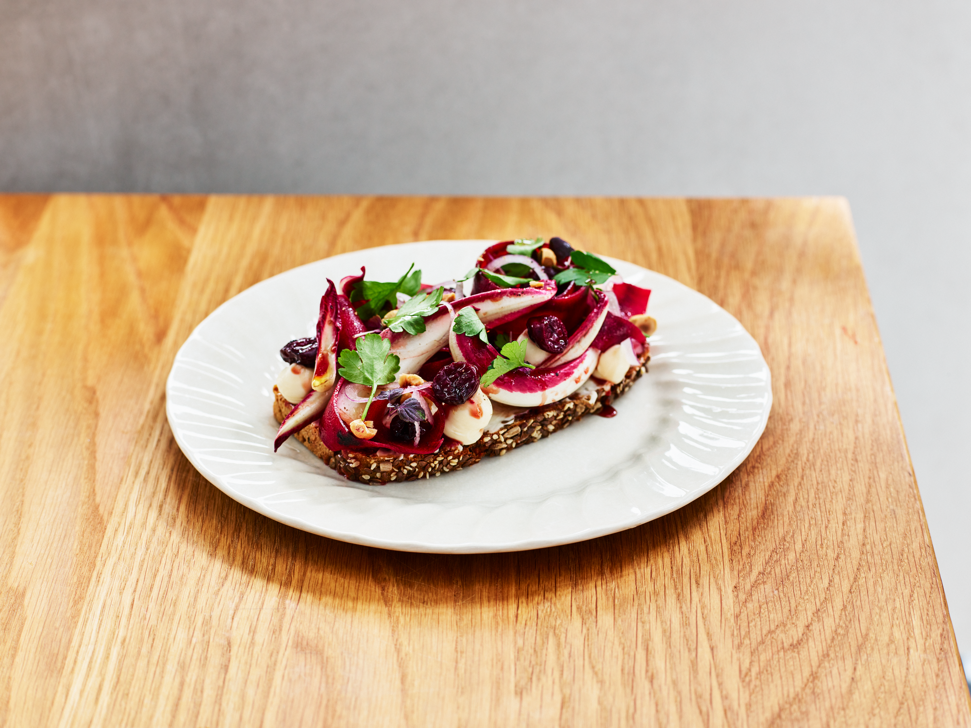 Rågbröd med rödbeta, Gammel Knas crème, hasselnötter & bitter sallad