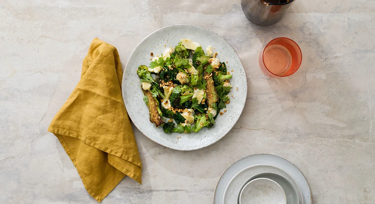 Fräsch grön broccoli-rätt med krämig ostmajonnäs och rostade hasselnötter som ger en fin textur till rätten. Smaksatt med champagnevinäger, hatch chili och rostade korianderfrön. Passar både att servera som en mindre förrätt eller som en matig huvudrätt.