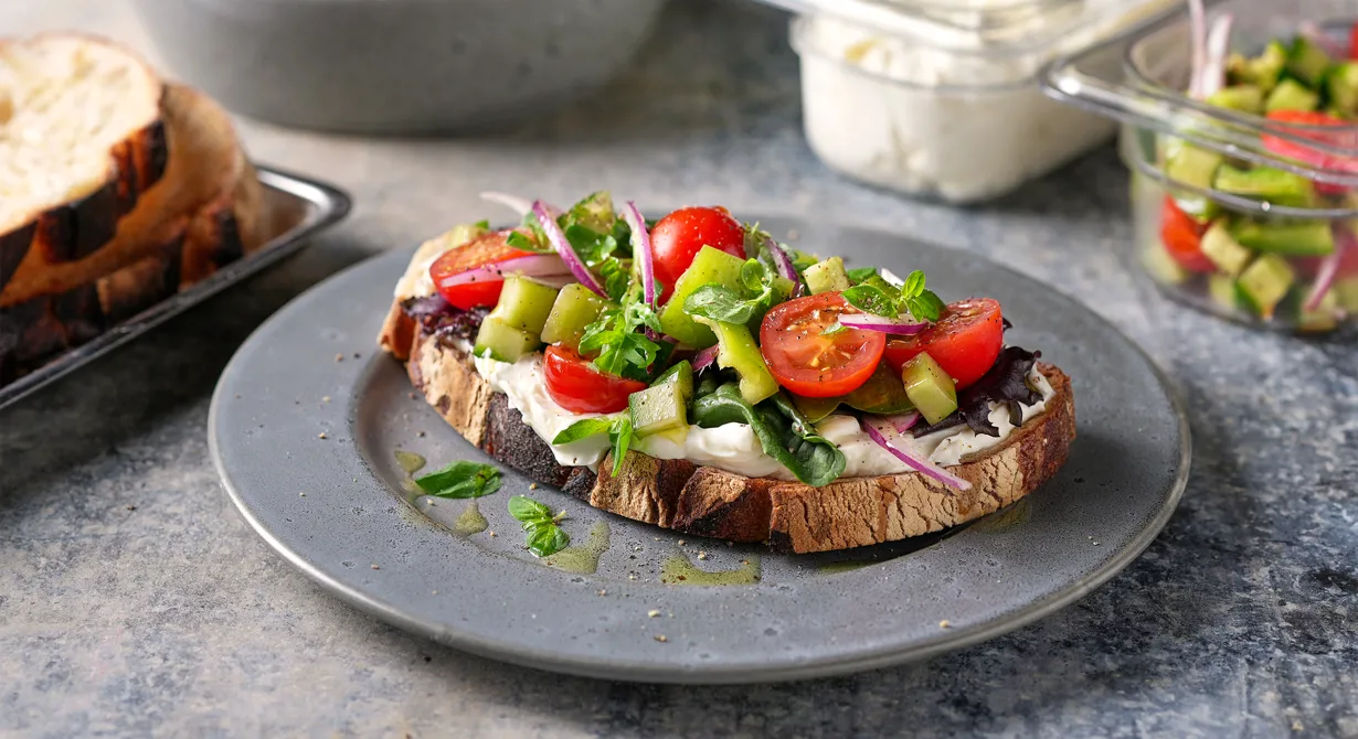 En macka som har allt man kan önska sig av en grekisk macka. Frasigt bröd som möter den salta krämiga osten och de fräscha grönsakerna. Passar som lunch eller mellanrätt på både café och restaurang.