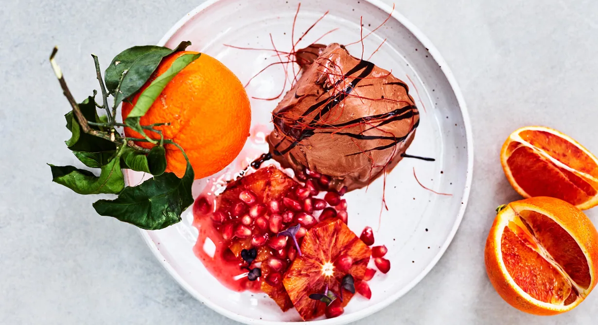Choklad och rom är en klassisk kombo. Den här chokladgelaton har dessutom smaksatts med rökt chili, pasilla de oaxaca. Servera gelaton med en sallad på blodapelsin och granatäpple samt chokladsås smaksatt med anis.