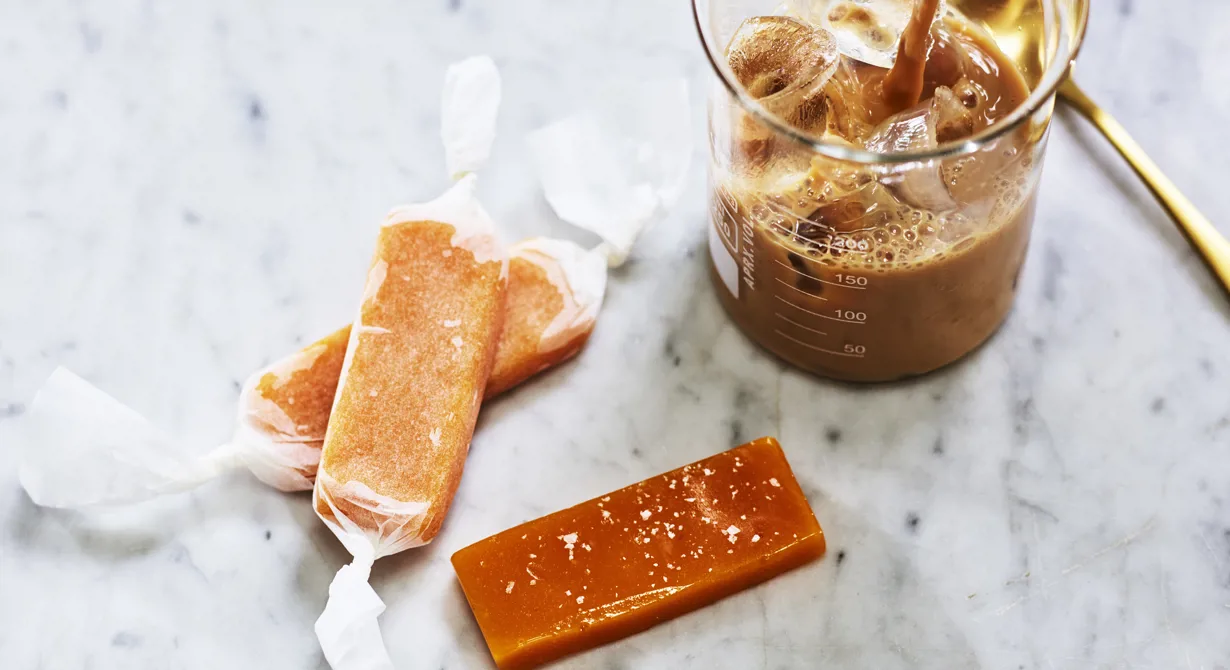 Den klassiska kolan har smaksatts med havtorn. Nu är den både söt och syrlig i smaken men fortfarande skönt seg i konsistensen. Det går lätt att gjuta kolor i silikonformar. Gör dem lyxigt stora och slå in i traditionellt smörpapper.
