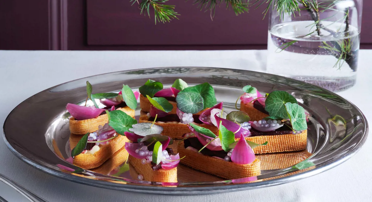 Små, uppskurna petit-chouer ger ett elegant intryck och minimalt med svinn på julbordet. En flexibel rätt med god whiskycheddarkräm och rökta rödbetor som kan bytas ut mot rökt, gravad ren. Inlagd rödlök och tapiokapärlor är gott till det rökta.