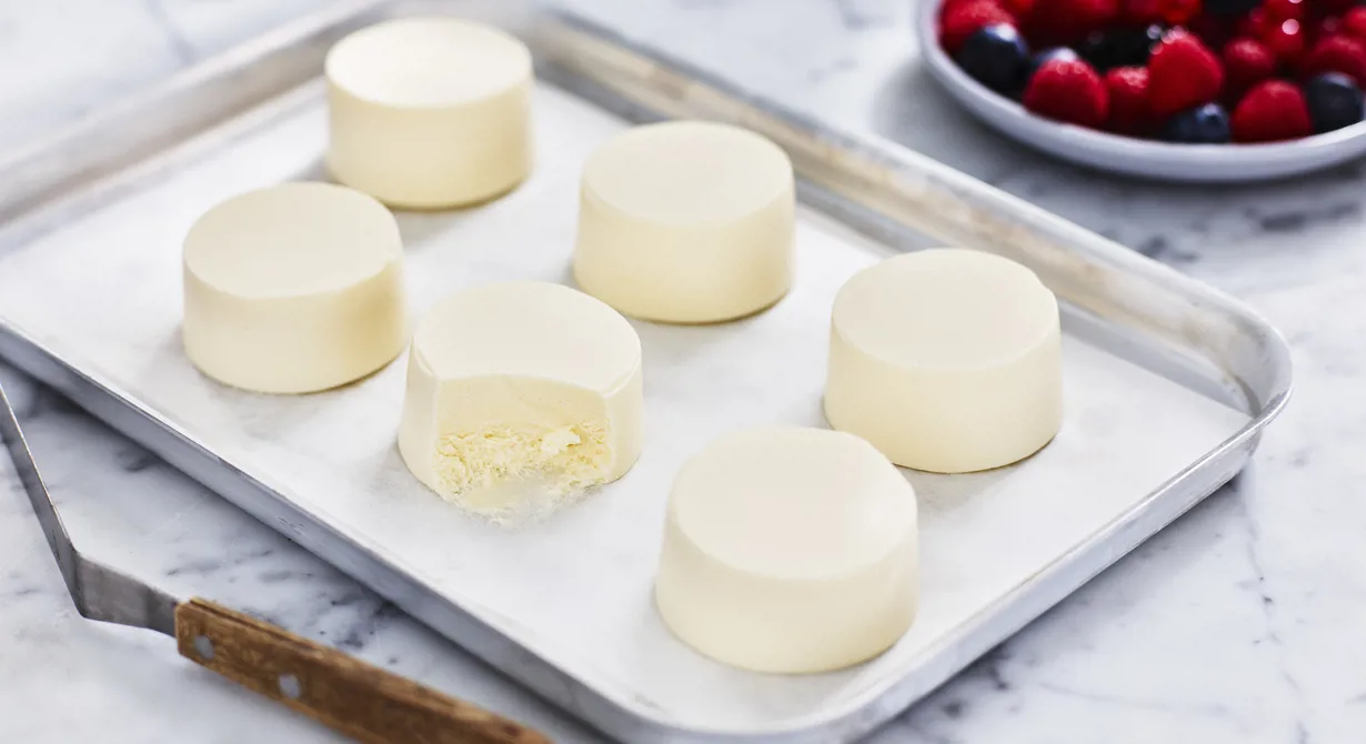 En krämig, gräddig och lätt syrlig mousse med färskost kan bli en härlig grund i en bakelse eller tårta. Matcha färskostmoussen med smaker som mango och passionsfrukt, hasselnöt och choklad eller hallon och vit choklad.