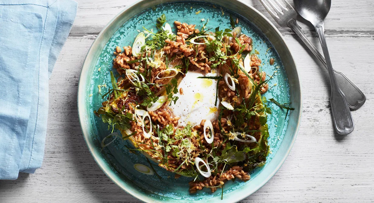 Gemsallad är kompakt, mycket krispig och tål lite tuffare tag. Enkel att steka utan att den förlorar sin textur. Nakenhavre och syrlig yoghurt gör salladen matig och komplett. En vegetarisk rätt som passar fint på lunchmenyn.
