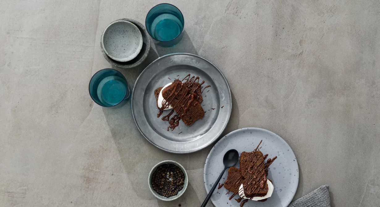 En smaksensation med choklad och het tellicherrypeppar gjord på sötpotatis, mörk choklad och muscovadosocker. Serveras tillsammans med lättvispad grädde och varm chokladsås.