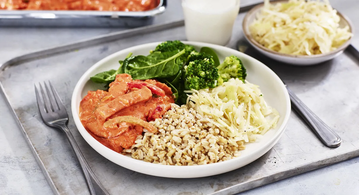 En av de mest populära lunchrätterna i skolan är korv Stroganoff. Servera med havreris, kokt broccoli, färsk spenat och gärna en vitkålssallad.