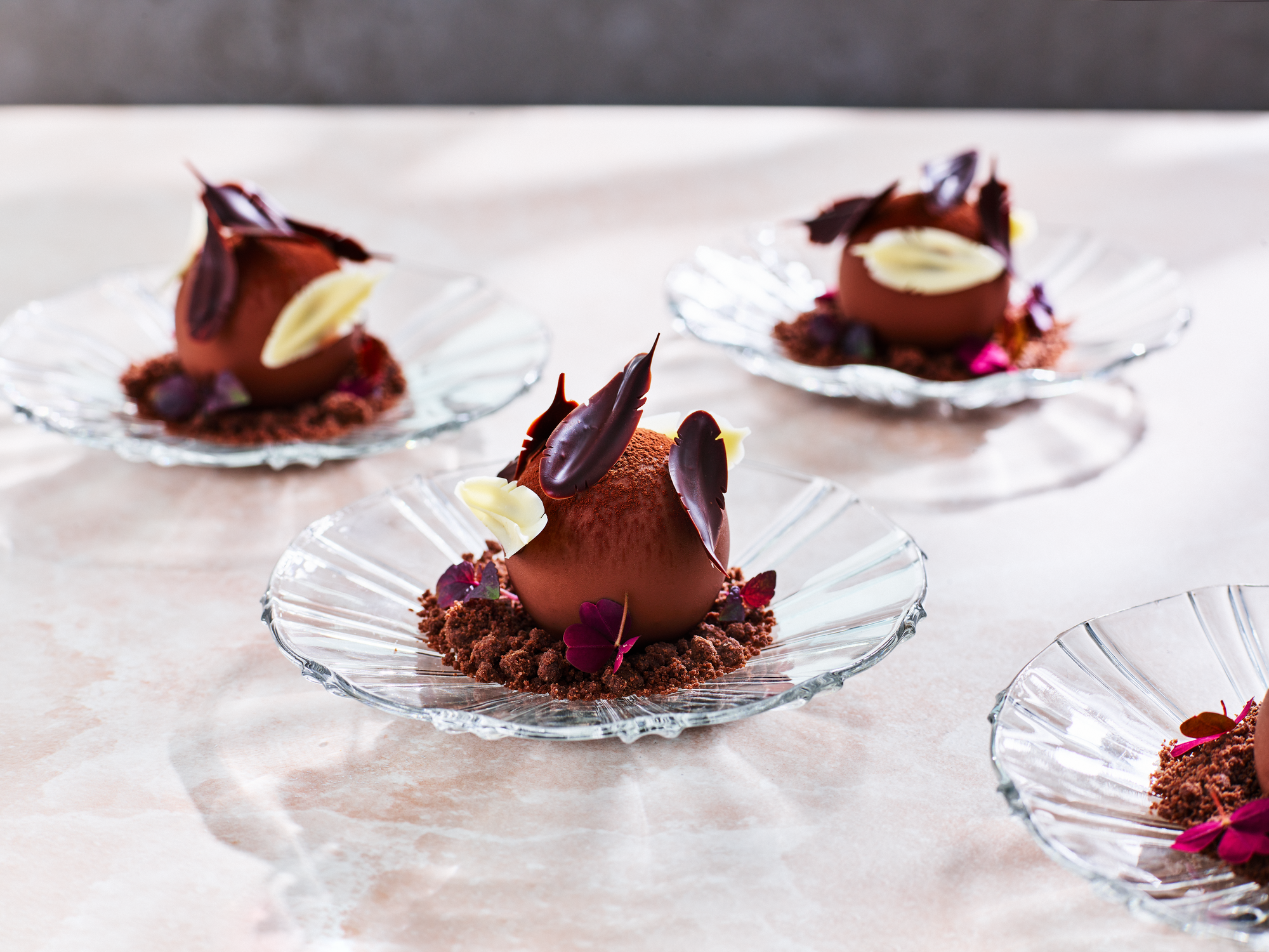 Glassboll med körsbär, färskost och tonka