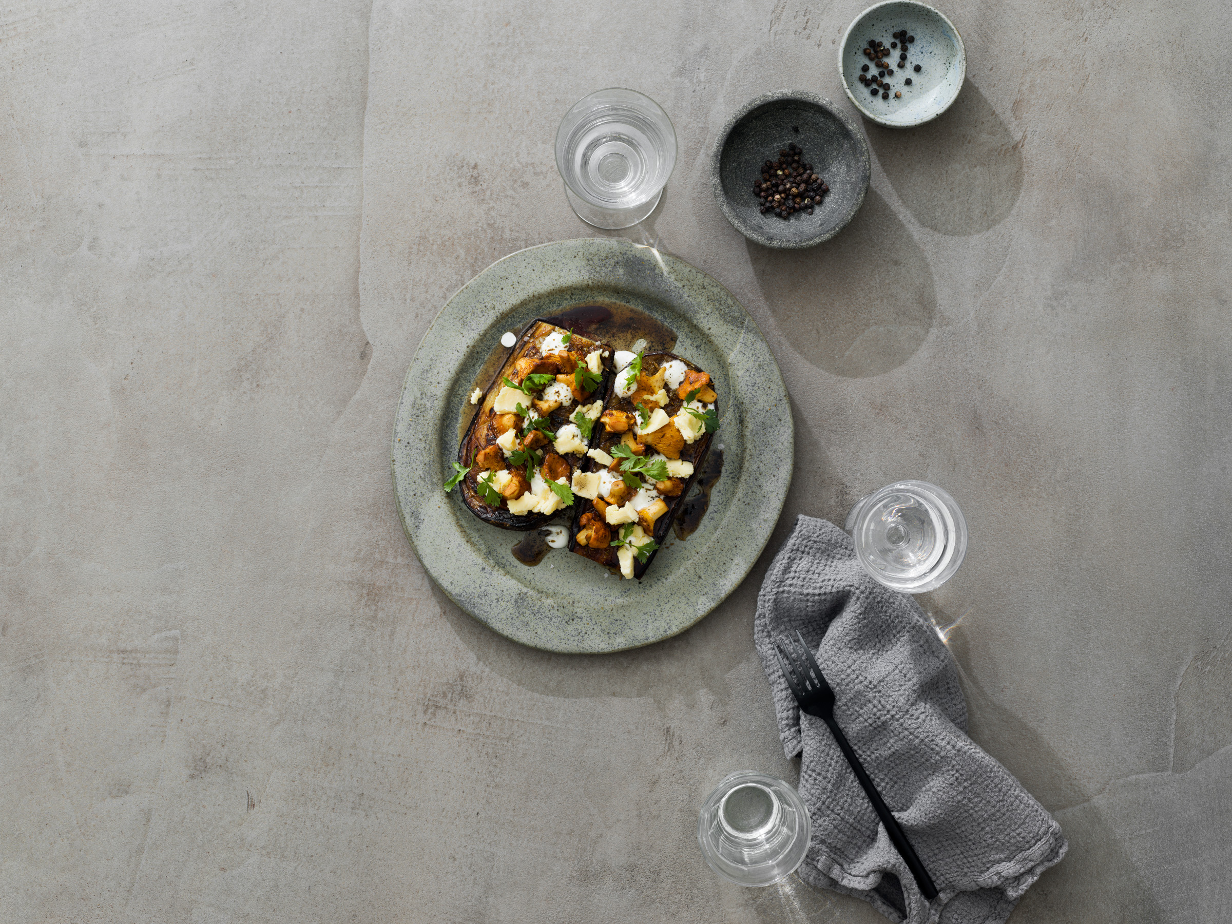 Aubergine och kantareller med yoghurt och lavendel