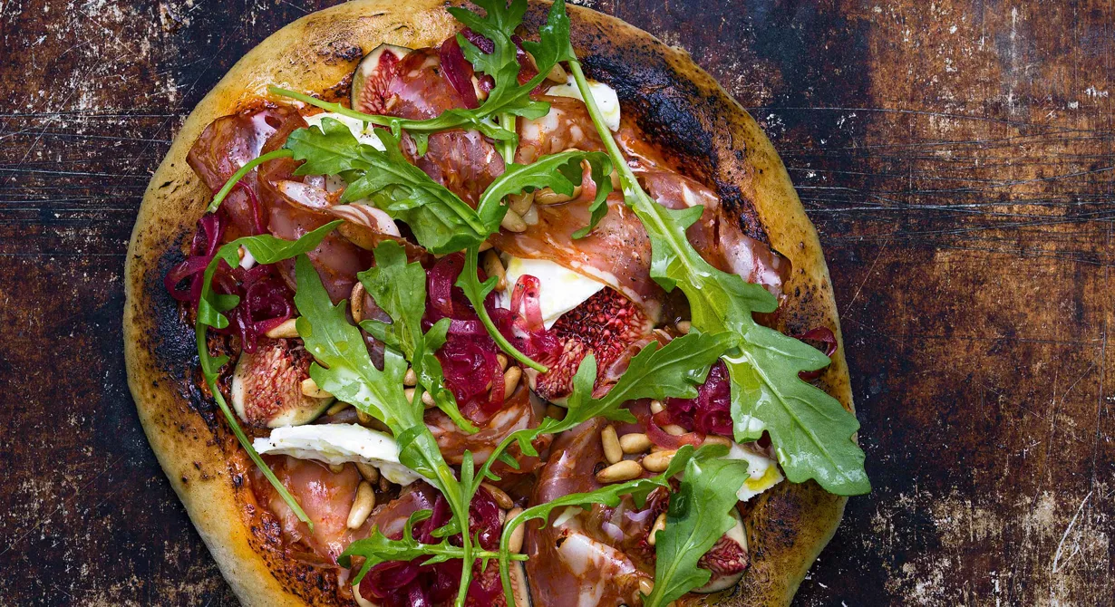 En smakfull pizza med extra allt. Två sorters kryddig salami, varav en bredbar, syrad rödlök och en blandning av tomatig crème fraiche toppar de bakade bottnarna.