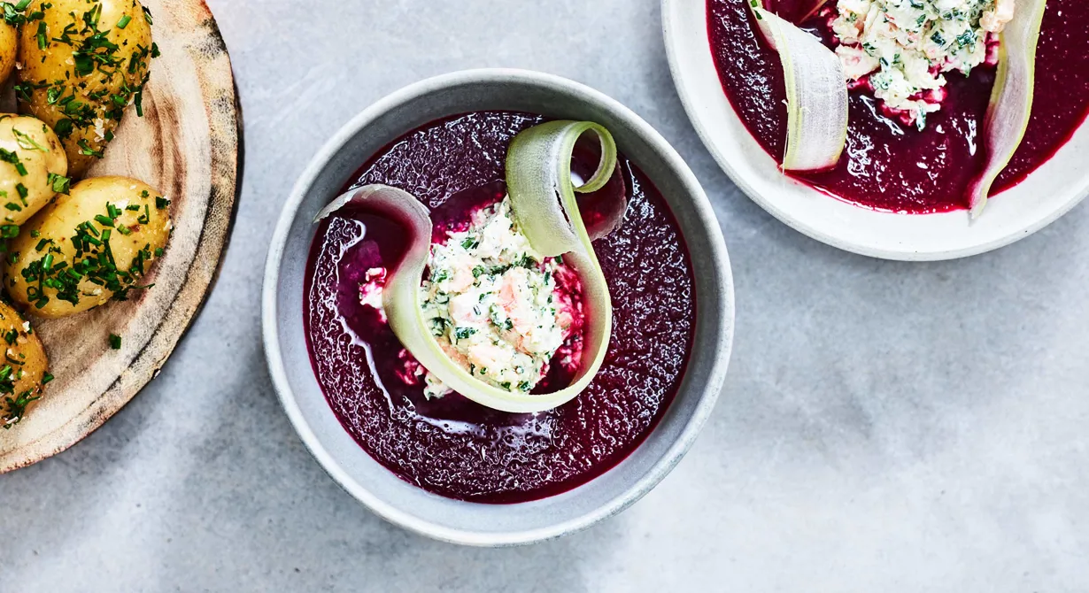 Testa en ny variant av sommarens populära gazpacho. Vill du göra en festligare servering, bottna tallriken med t ex en färskpotatisterrin och slå den kalla soppan i tallriken framför gästen. Toppa med en klick färskost med räkor.