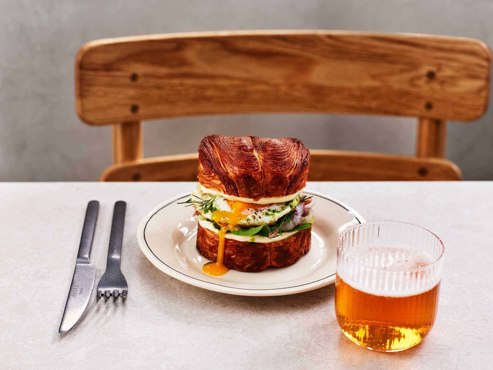 Croissantmacka med matjessill, stekt ägg och ostkräm på Guldklimp