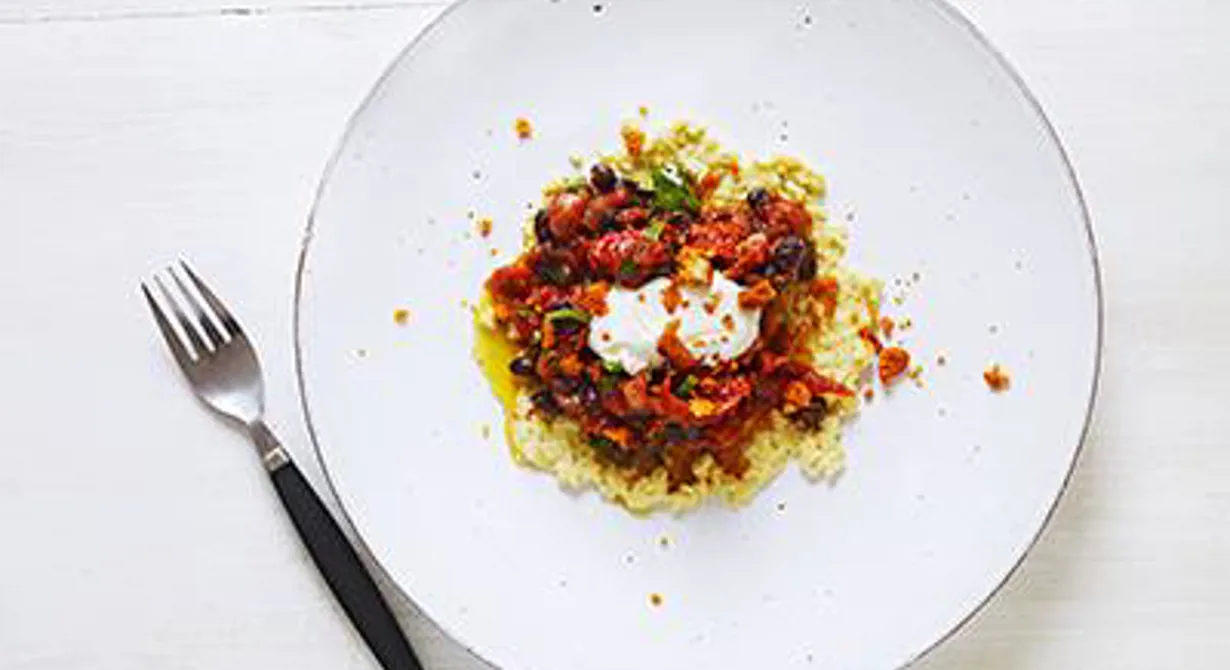 En underbar smårätt med mustiga smaker som vilar på en krämig mandelröra. En makalös kombination ihop med rökt gräddfil och frasiga Bloody Mary-crumbs.