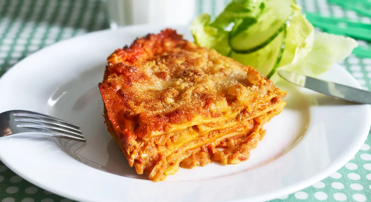 En klassisk lasagne där köttfärsen är utbytt mot cottage cheese. Receptet går enkelt att laga i större mängder och flera bleck.
Specialkost: Går att göra laktosfri genom att använda laktosfria produkter.
