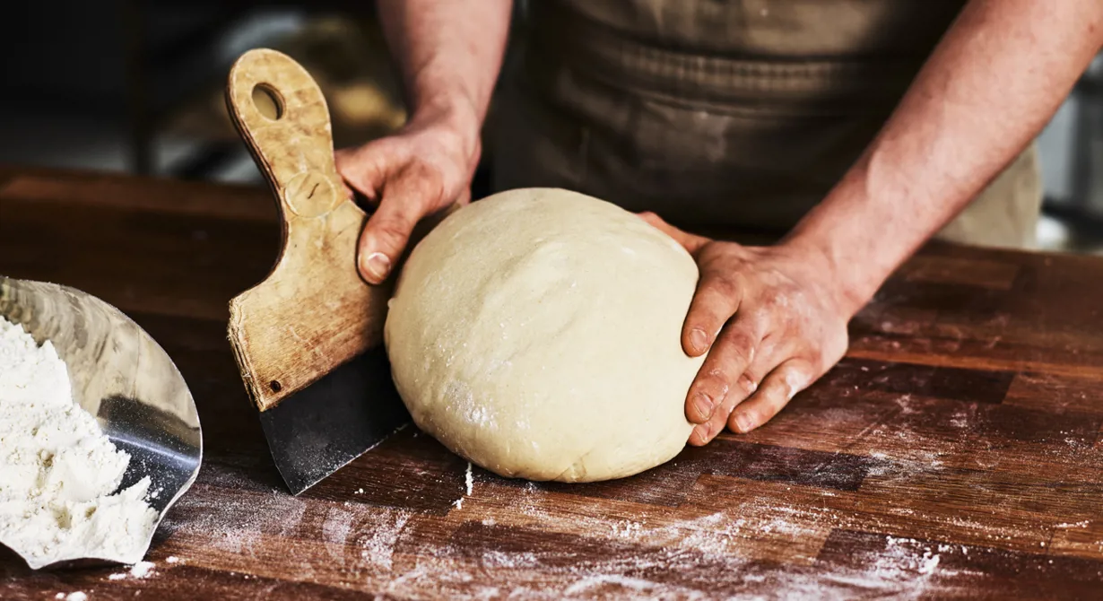 Den här karlsbadern närmar sig en mindre fet brioche och har även mjölk i sig i jämförelse med de mer klassiska varianterna med bara vatten och ägg. Mjölken gör den bakta produkten saftigare och ger en mer utvecklad smak, lite nötigare och djupare, till degen.
