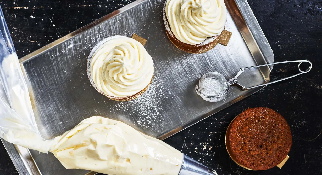 Krämig, söt och stabil frosting. Passar perfekt på konditoriets rabarber-, blåbärs- eller morotskaka.