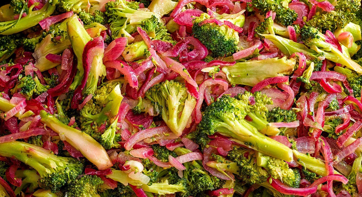 Saftig och god sallad med hög syra. Crunchig broccoli marinerar med rödlök och vitvinsvinäger i en vacpåse. Förbered och marinera fram till servering.