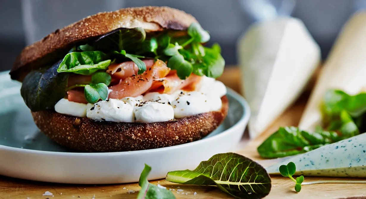 Få brödsorter är så starkt förknippade med färskost som bagel. Här hittar vi bland annat en av mackvärldens mest klassiska kombinationer - bagel med färskost och kallrökt lax.