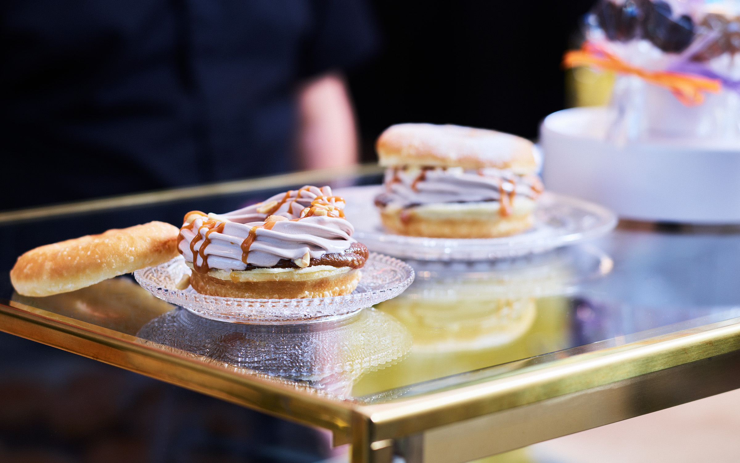 Briochesemla med jordnöts- och hasselnötsmjukglass