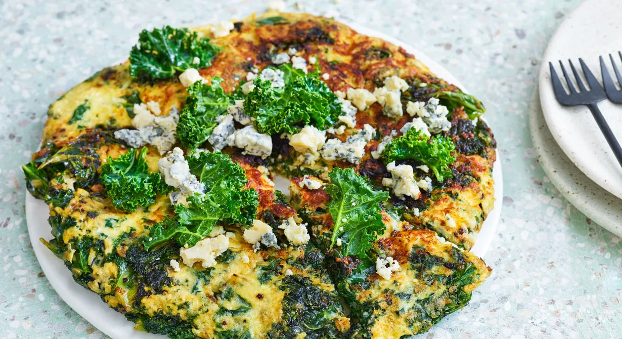 Frittata är ett trevligt inslag på julbuffén. Första rundan är ämnad för sill och lax men några inslag av annat slag välkomnas av gästerna. Frittatan är dessutom vegetarisk med grönkål samt salt och fyllig ädelost.