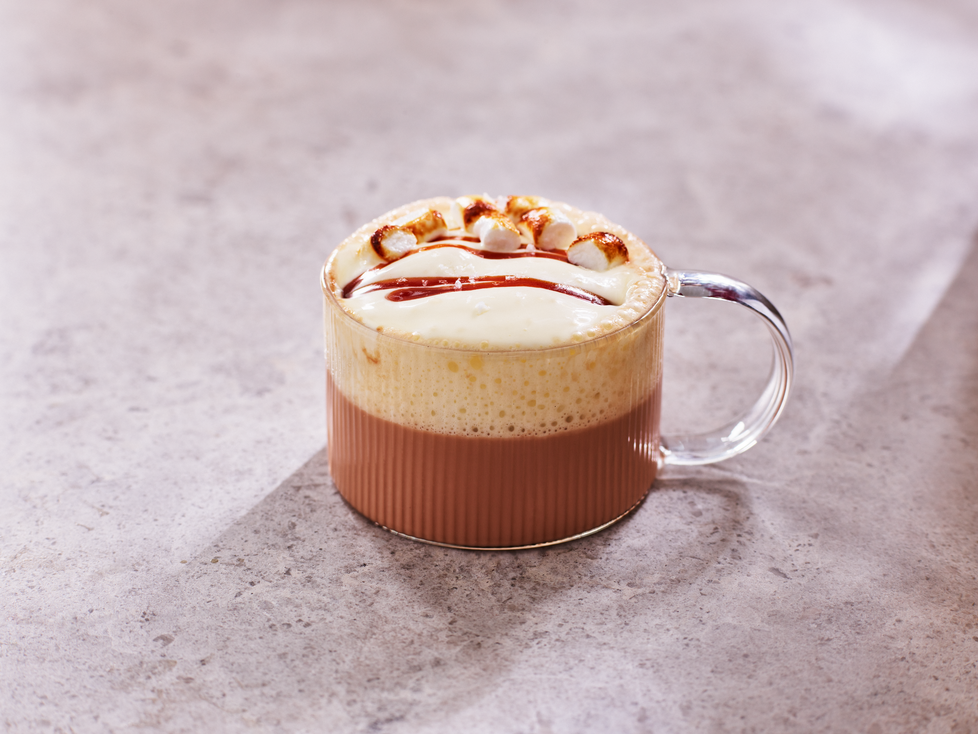 Varm caramelito med skum på vit choklad