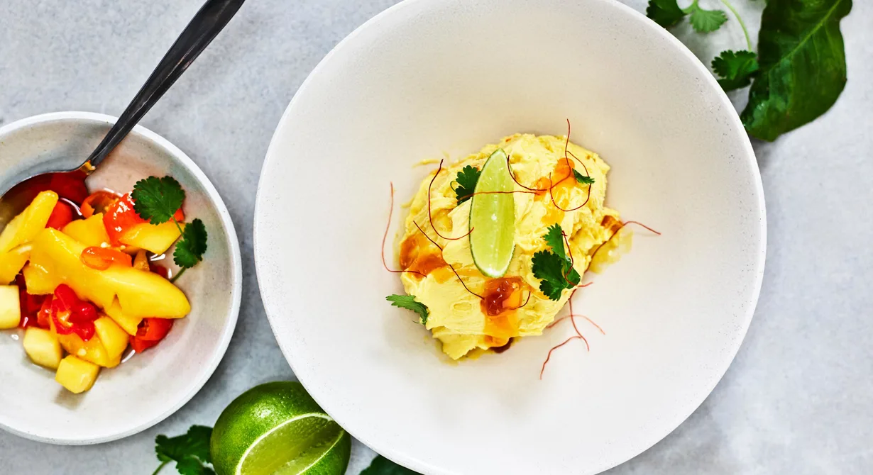 Yoghurtgelato med syltad mango, chili och lime - Recept för ...