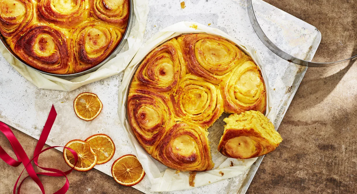Butterkaka är en klassisk och omtyckt bulle att bjuda på till fikat och alltid populärt bland kunderna. I julsäsongen passar det perfekt att baka butterkaka med saffran i bulldegen. Fyllningen har smak av vanilj och krämen är gjord på brynt smör.