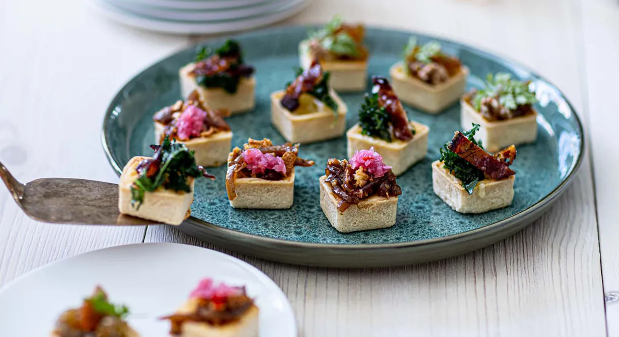 Låt inte osten gå till spillo! Krämiga osttartletter med en härlig syra med olika toppings.
Ett smart sätt att ta hand om ostresterna på ett kreativt och välsmakande sätt som du kan variera i all oändlighet!
Välj själv om du ska göra småformar, portionsformar eller varför inte göra ett helt bleck som du sedan skär upp i småbitar?