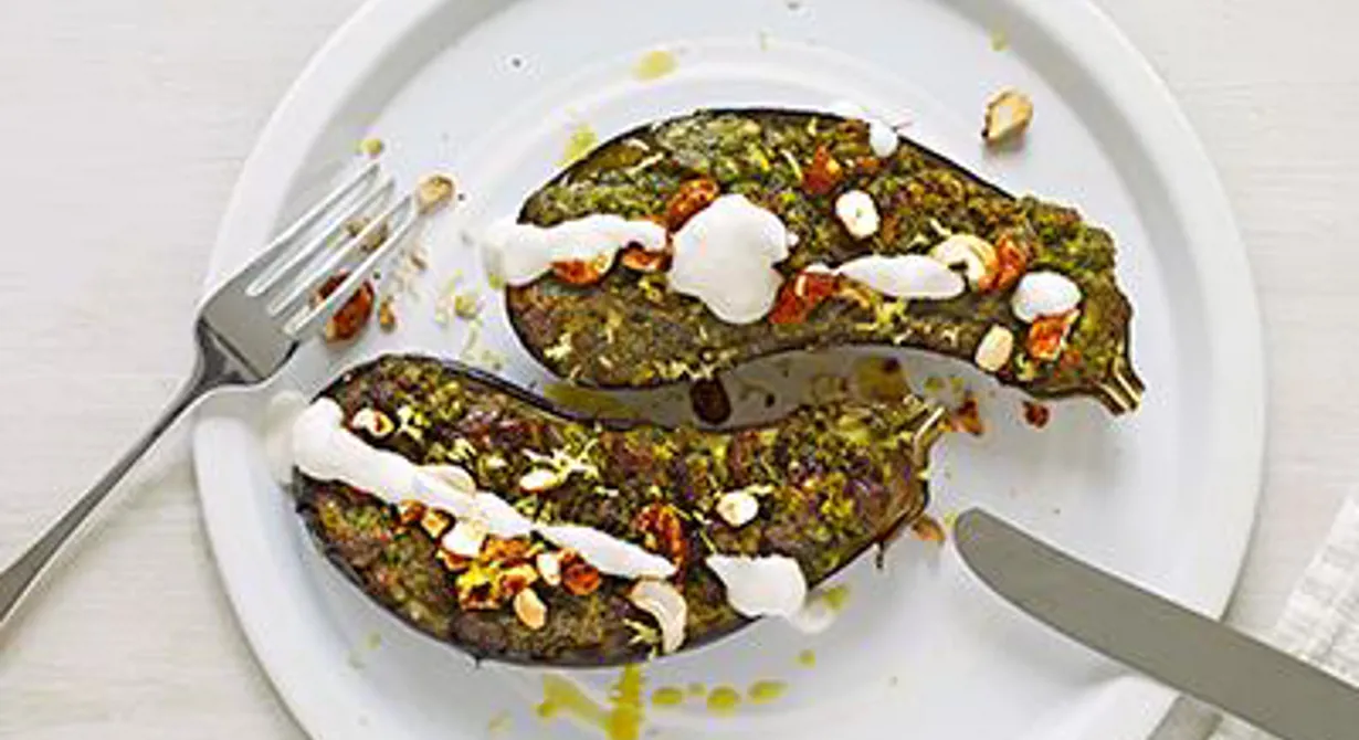 Bakad aubergine med uppfriskande örter och ett ostsmör som påminner om en saftig gremolata. Gott även till andra grönsaker och svamp. Toppa rätten med rökt gräddfil och heta nötter.