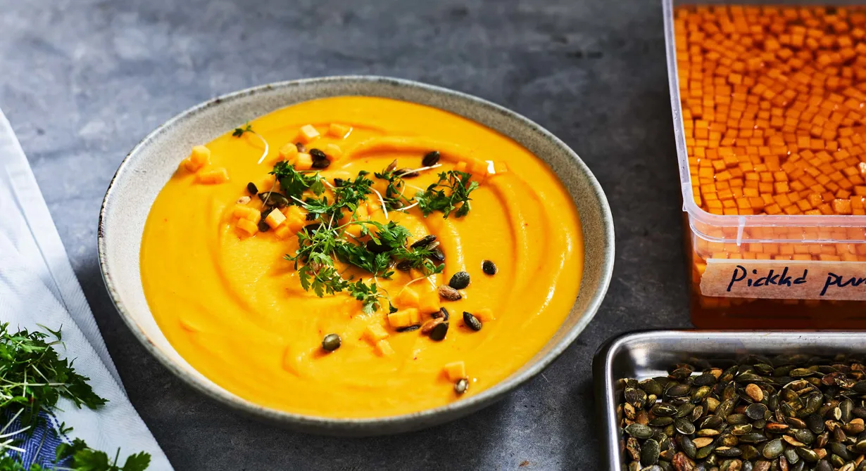 Len crème på pumpa och färskost smaksatt med chili passar med sin söta och heta smak till både kyckling, fisk och vegetariska rätter på menyn. Toppa gärna med picklad pumpa och rostade pumpakärnor.