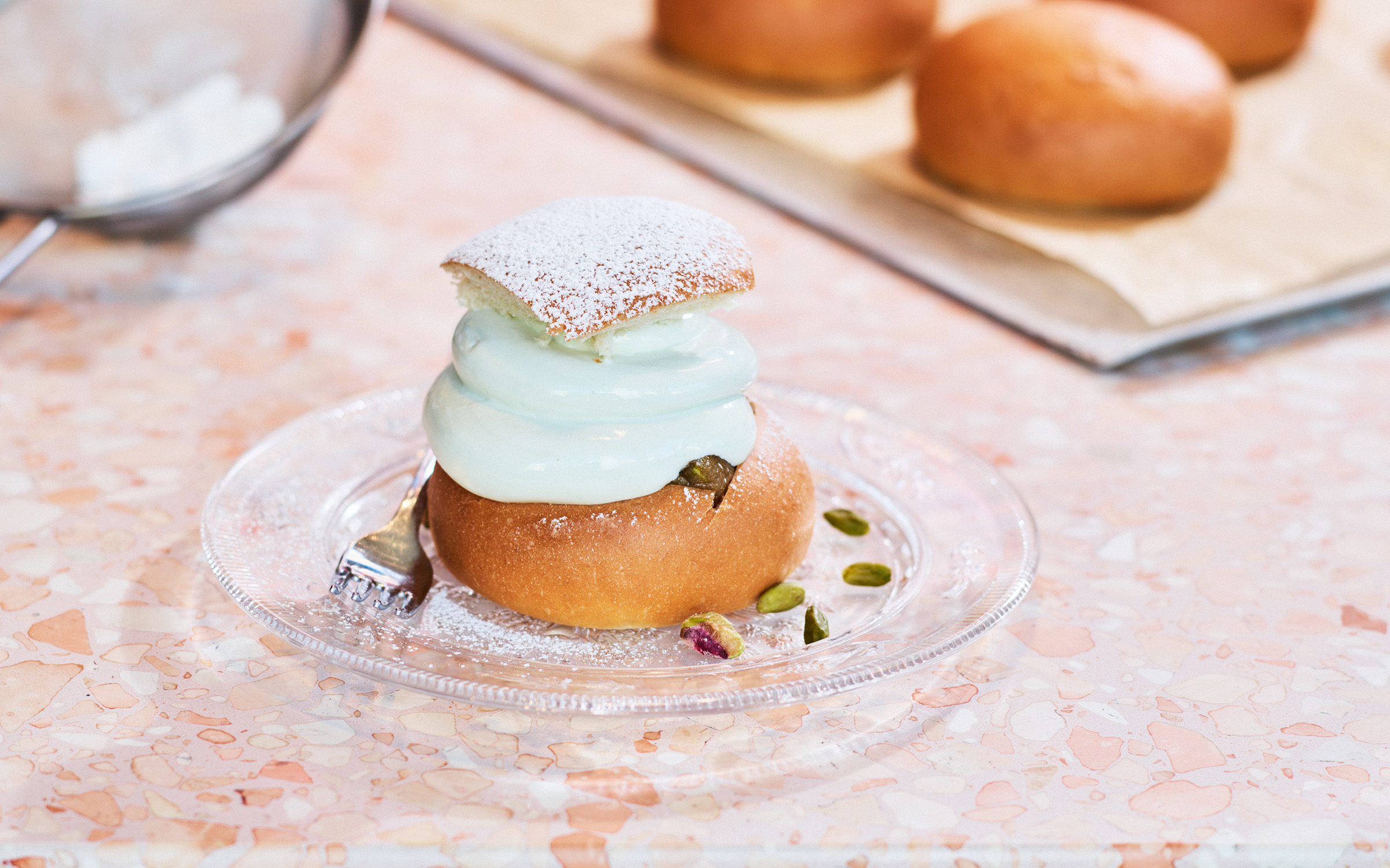 Semla med mjukglass på yoghurt och matcha