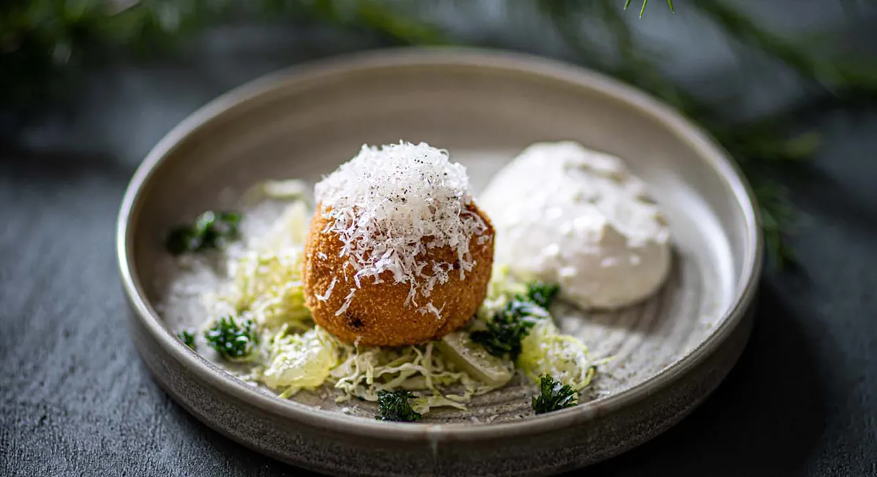 Krispig risgrynsgröt blir lätt årets friterade favorit. En kul och god rätt som tar tillvara på gröten och minskar svinnet. Tomten kommer vara glad!
Förbered bollarna och panera, lägg på bleck och förvara i frysen. Ta fram direkt från frysen och fritera dem härligt gyllenbruna innan servering.