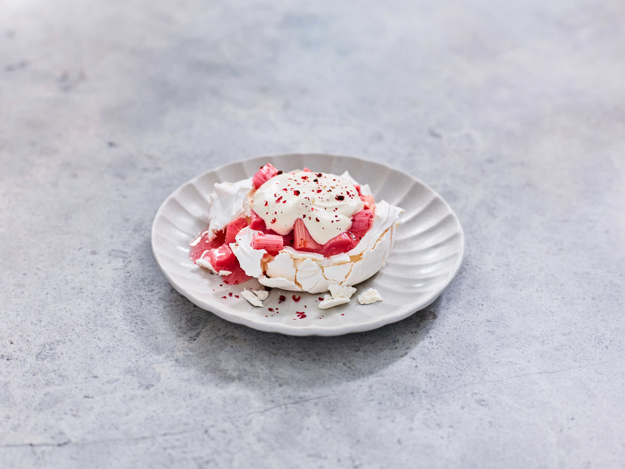 Vispad mousse på maräng med rabarber