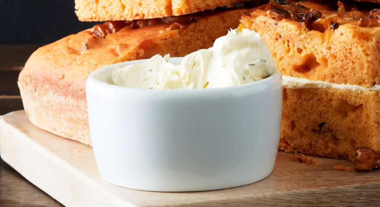 En mjuk klick dragonsmör förhöjer smaken på cornbread och passar även till ädelostsconesen.