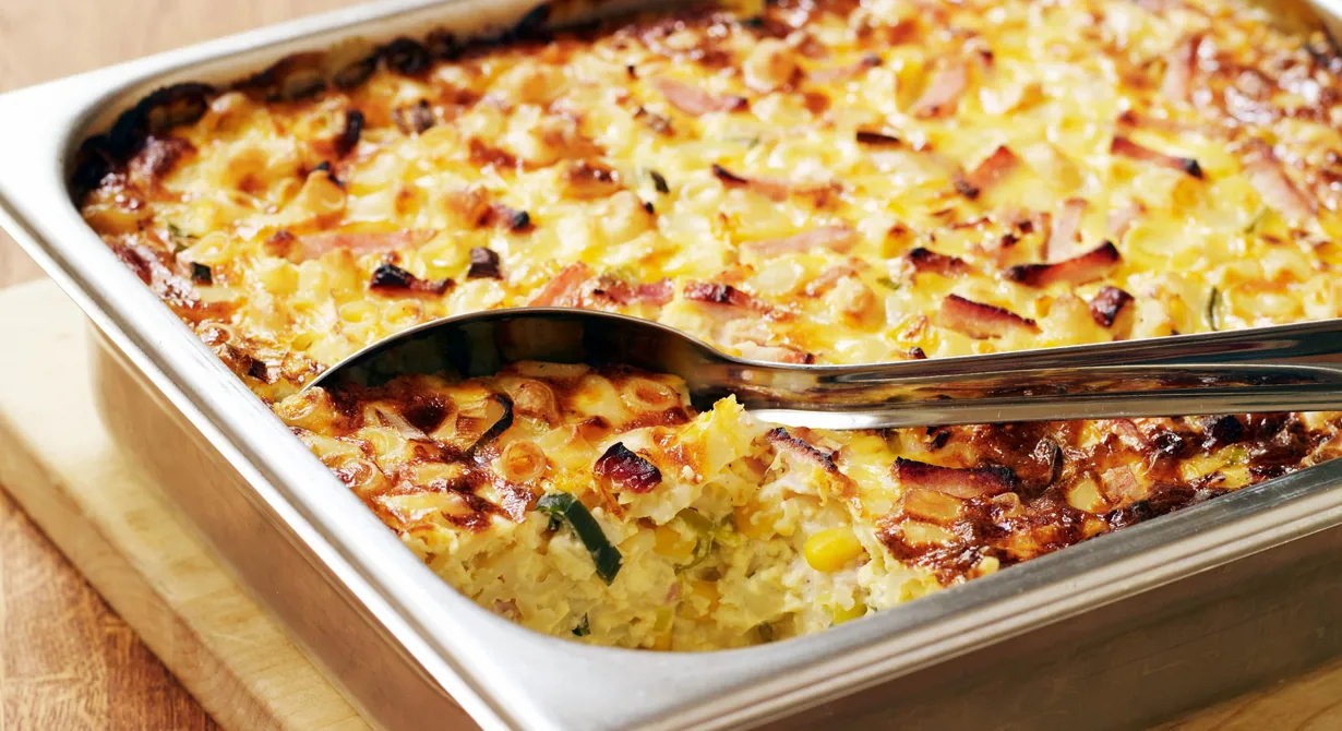 En tidsbesparande rätt som går utmärkt att förbereda dagen innan. Ostcrèmen ger knaprig, gyllenbrun yta och fyllig smak som påminner om macaroni & cheese.