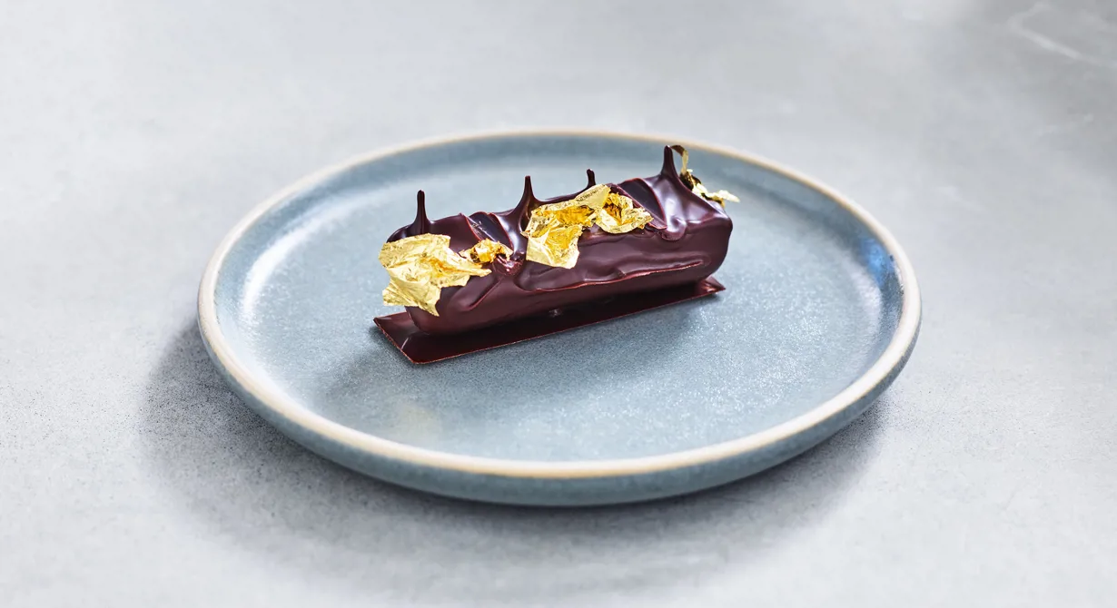 Choklad tillsammans med pistage är en oslagbar kombination. Men med hjälp av aprikosmarmelad och ingefärsganache höjer du din dessert till nya spännande nivåer. Toppa med lite bladguld för ett extra lyxigt utseende.