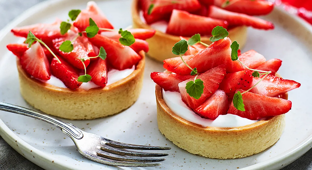 Näst efter att en dessert måste vara god kommer storleken. Det ska vara lagom stora så man orkar njuta av hela. Blandningen av färskost och grädde tillsammans med jordgubbarnas sötma i det spröda tartelettskalet är smått magisk.