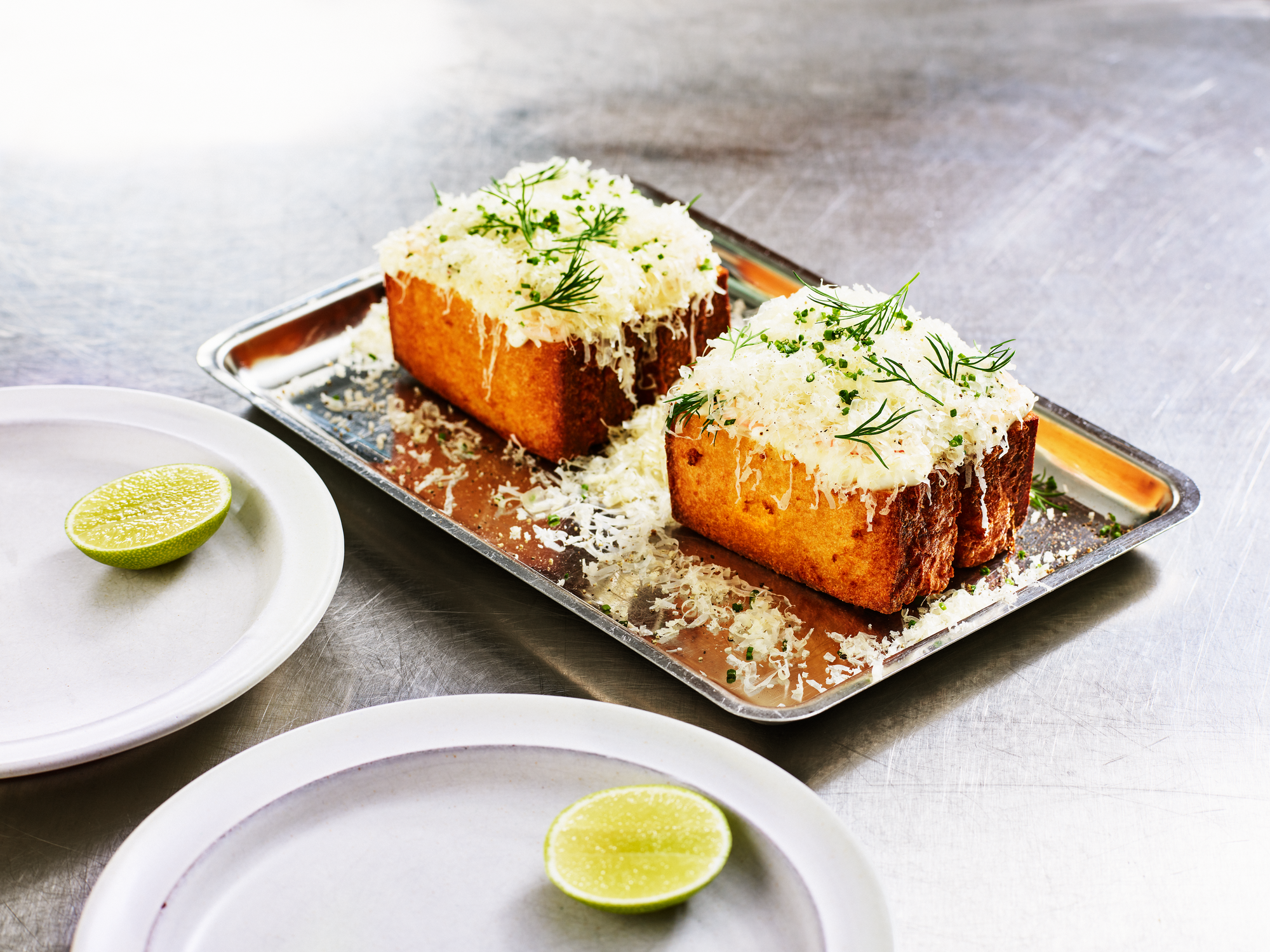 Friterat mjölkbröd med chorizo- och gösmousseline, toppas med riven efterglöd