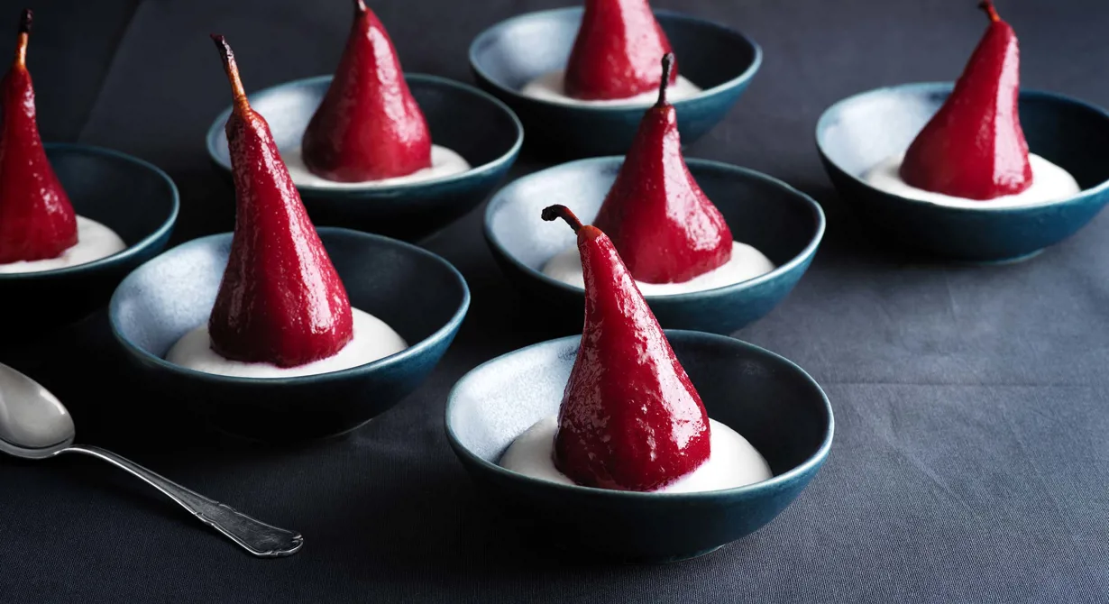 Inkokta, saftiga päron är en klassiker på julbordet. De blir godast om de får sjuda långsamt och gotta sig i mycket lag innan de kyls ner. Kul med överraskande färskostskum som variation till den traditionella, lättvispade grädden.