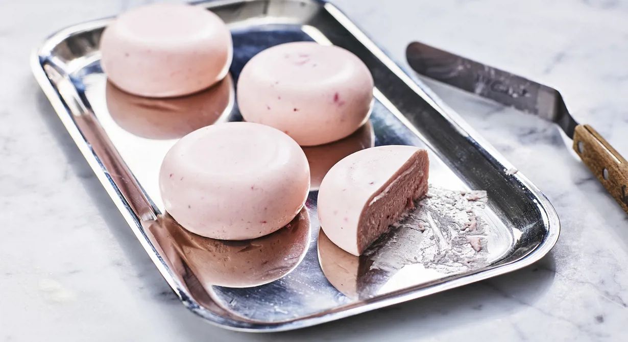Den här underbara jordgubbsmoussen blir perfekt i konditoriets bakelser eller tårtor men också i restaurangens desserter. Här på Arlas kundportal finns den i "Jordgubbsbakelse med brynt smör" som är framtagen av Disa Molin, Årets konditor 2018.