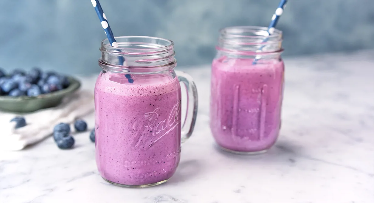 Färgen hos vitaminrika blåbär får de mest morgontrötta att bli nyfikna. Blåbärssmoothien passar bra som frukost eller mellanmål på skolan. Smoothie brukar funka fint och vara omtyckt även av de som har svårt att äta frukost på morgonen.