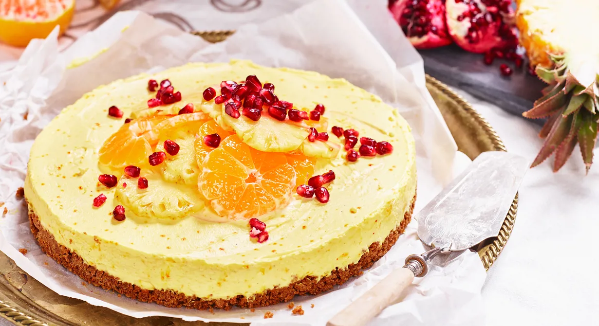 Cheesecake med julig smak av saffran och pepparkaka passar till julens alla tillställningar samt självklart på julbordets dessertbuffé. Den fluffiga saffransfärskosten passar fint till den kryddiga och söta pepparkaksbottnen. Toppa gärna med friska, syrliga frukter och bär. Baka cheesecaken dagen innan den ska serveras för bästa resultat, eller förvara i frysen.