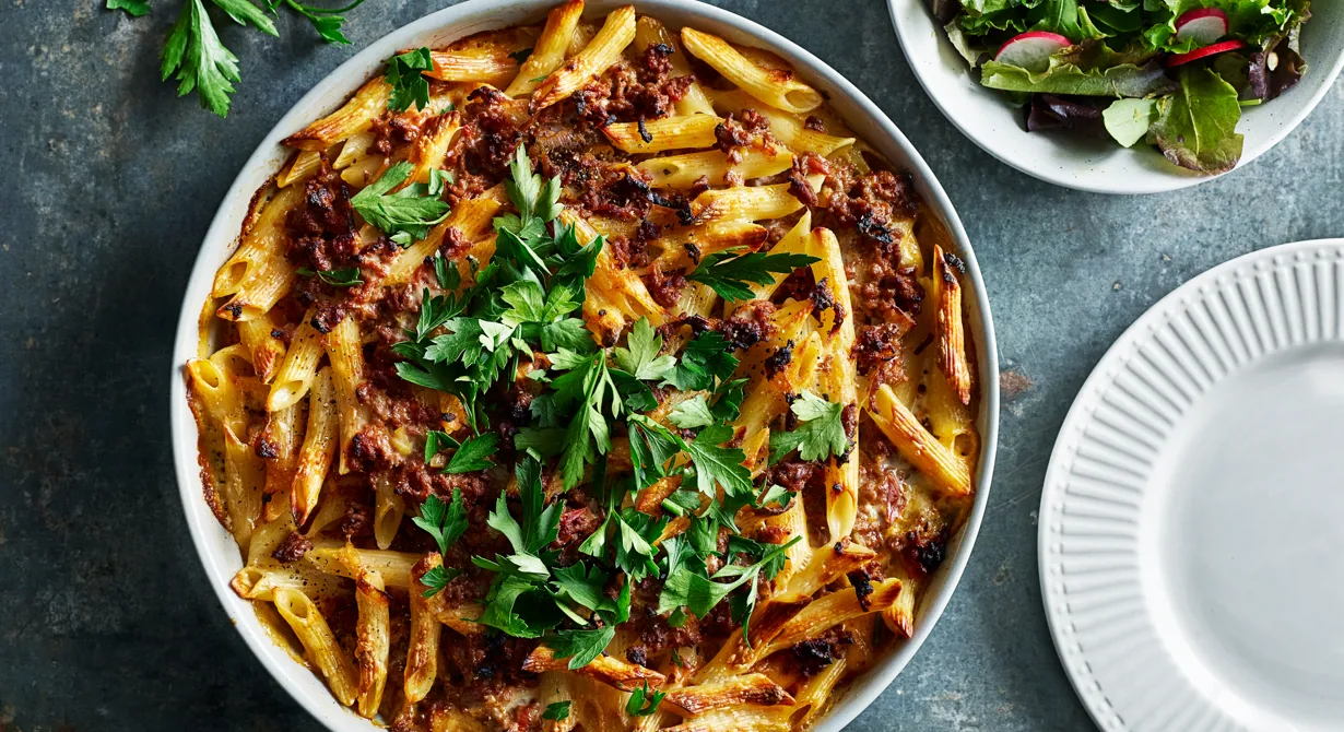 Busenkelt och gott. Pasta och köttfärs ligger högt upp på barnens topplista. Perfekt att laga i bleck, den är dessutom mer snabblagad än en lasagne. Perfekt rätt om du har pasta över.