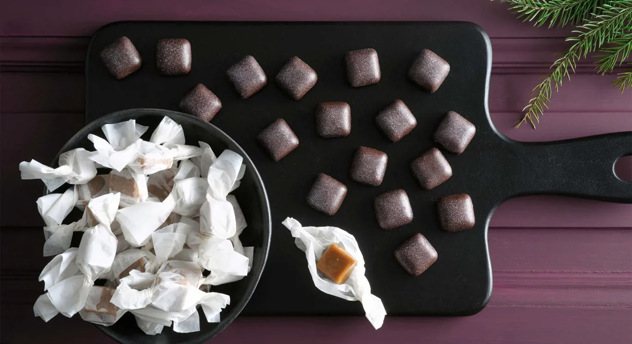 En perfekt seg gräddkola med kryddiga toner av muscovadosocker, kardemumma och vanilj. Gjut kolan i små portionssilikonformar, så sparar du tid och får inget svinn vid skärning.