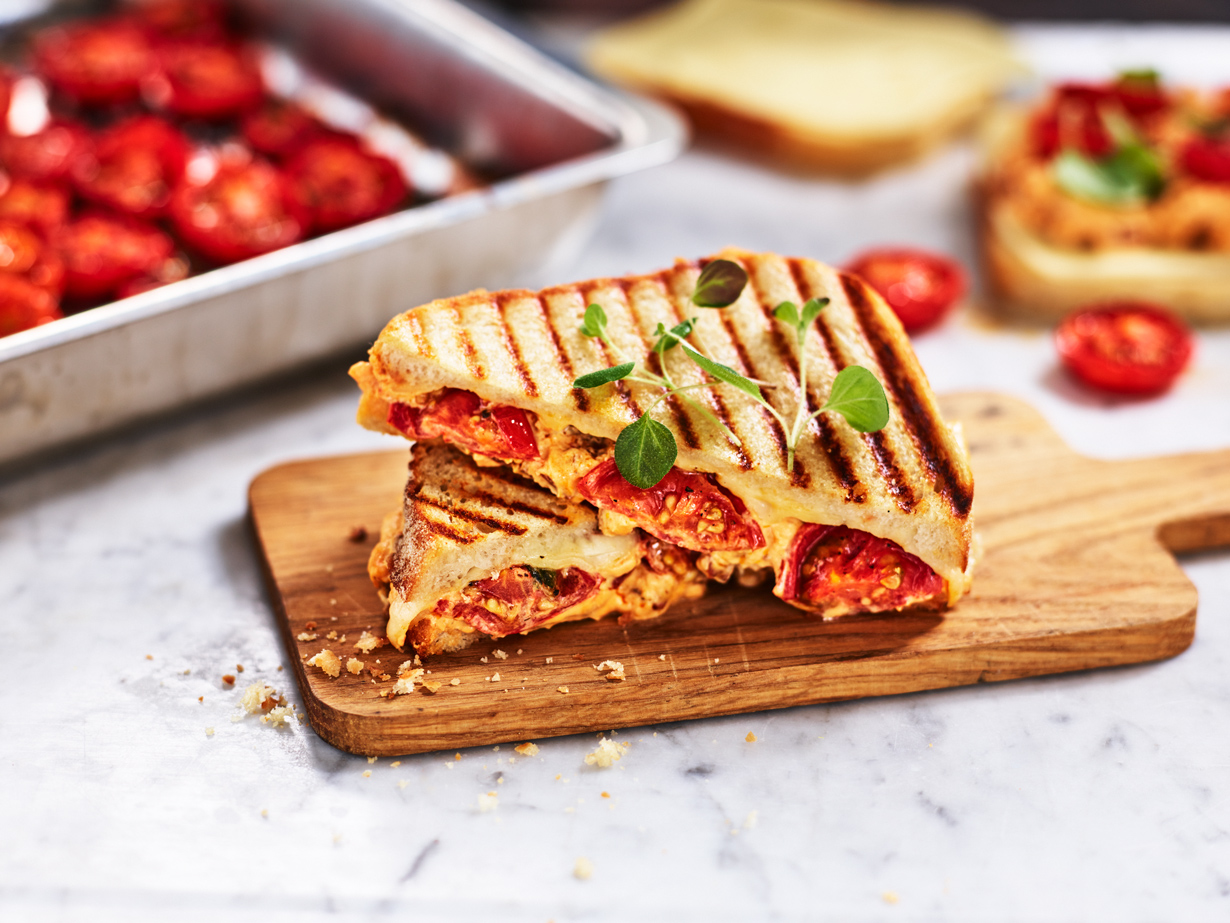 Levain med mozzarella, färskost med nduja, tomat och oregano