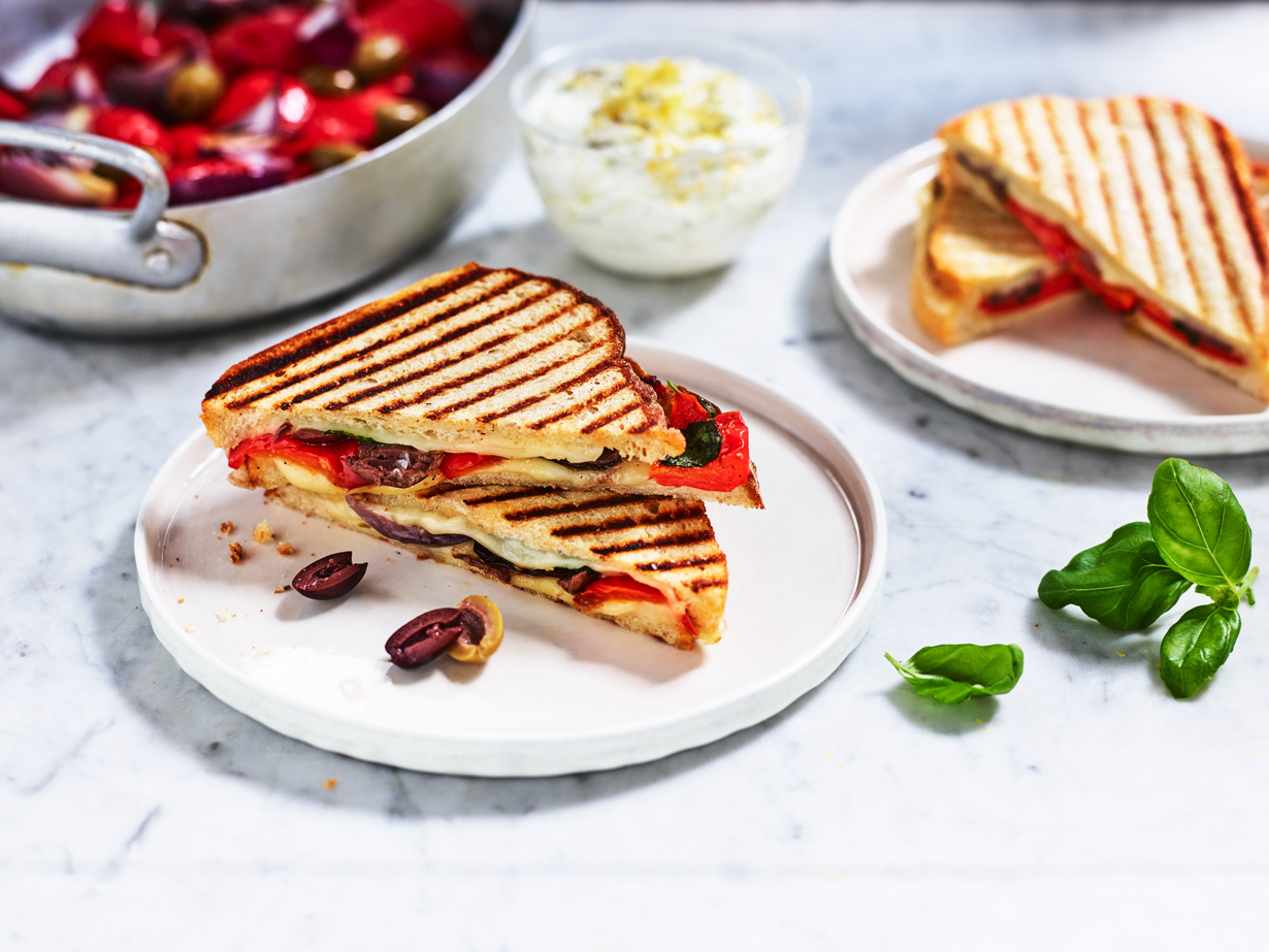 Levain med mozzarella, oliver, rostad paprika, rostad lök och basilika