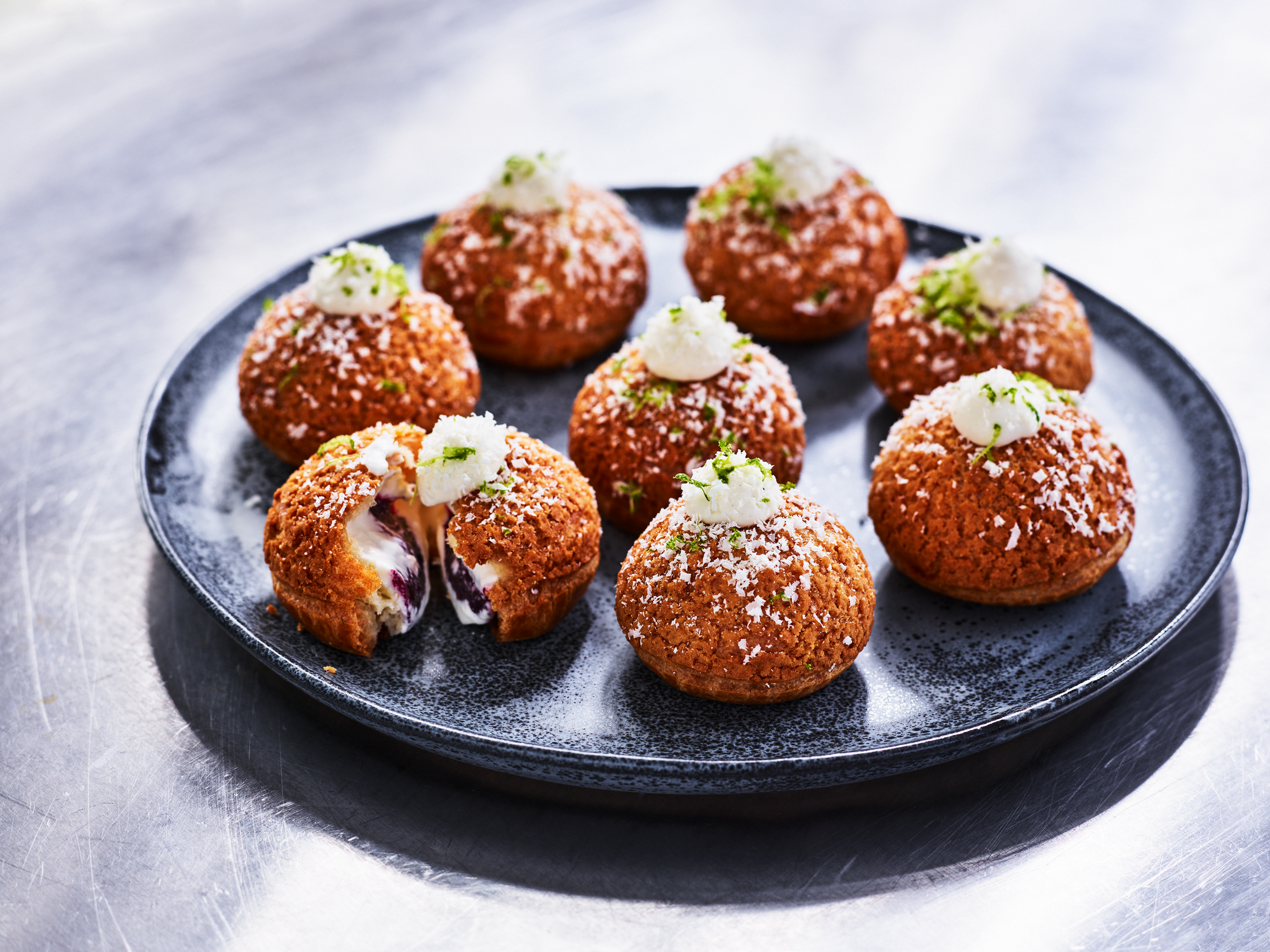 Fylld choux med kardemummaganache och vinbärskräm
