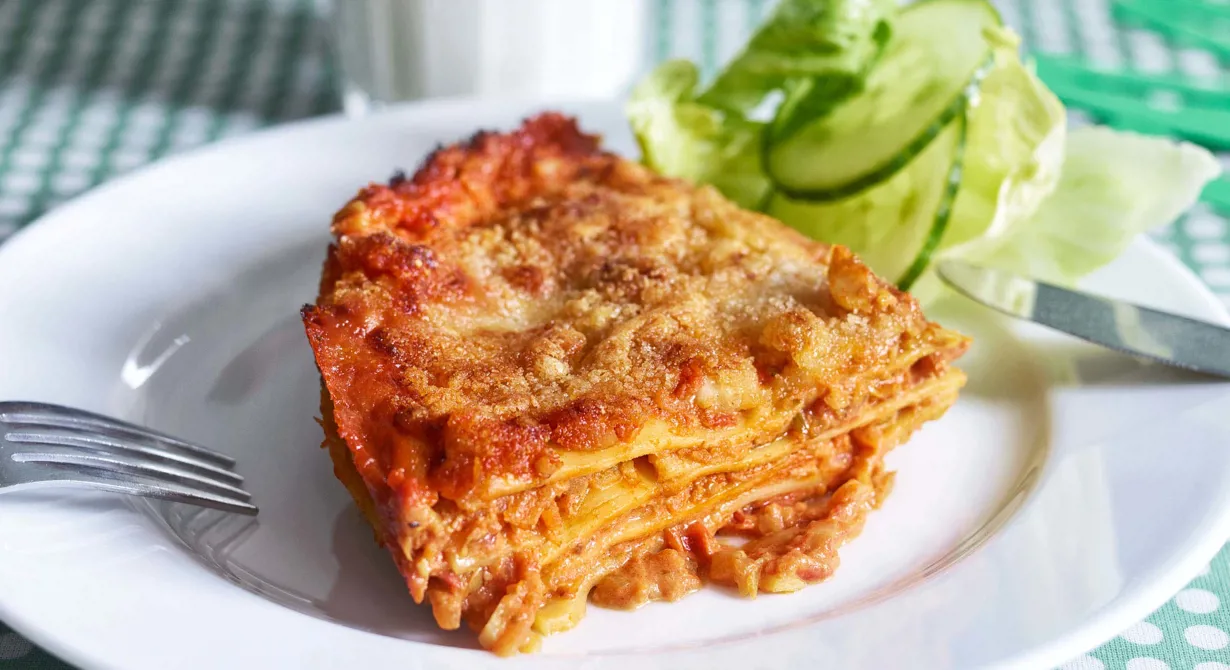 Genom att riva och steka vitkål och morötter blir det ett sätt att "lura i" barnen grönsaker utan tjat. Det smuliga täcket gör lasagnen lite extra festlig.
