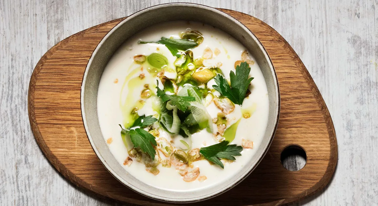 Soppa är ett omtyckt lunchalternativ. Här har vi en älskad klassiker med lite nya tillbehör. Potatis- och purjolökssoppan toppas bland annat med rostad majs och en purjolöksolja gjord på den gröna purjolöksblasten. Perfekt soppa att ta hand om potatispuré som blivit över för att minska svinnet.