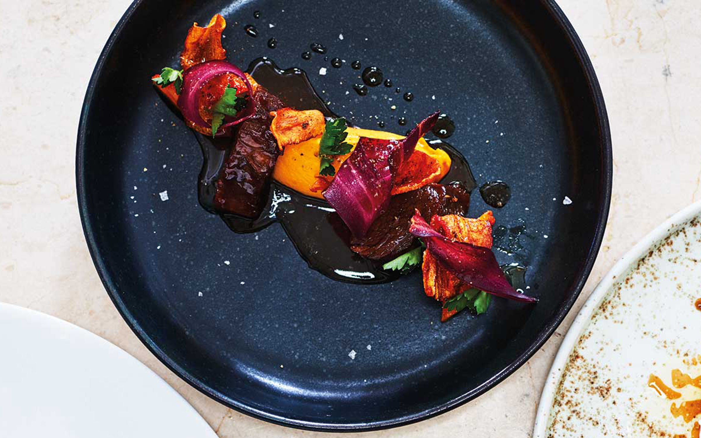 Högrev med rödvinssås, morotspuré samt morots- och palsternackschips