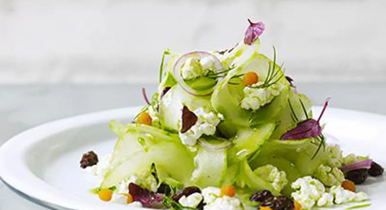 Den krispiga salladen är förvånansvärt enkel att göra med tanke på den underbara smaken. Picklat är alltid ett uppfriskande och uppskattat inslag på bufféer. Rökt, rimmad eller garavd fisk är trevliga tillbehör.